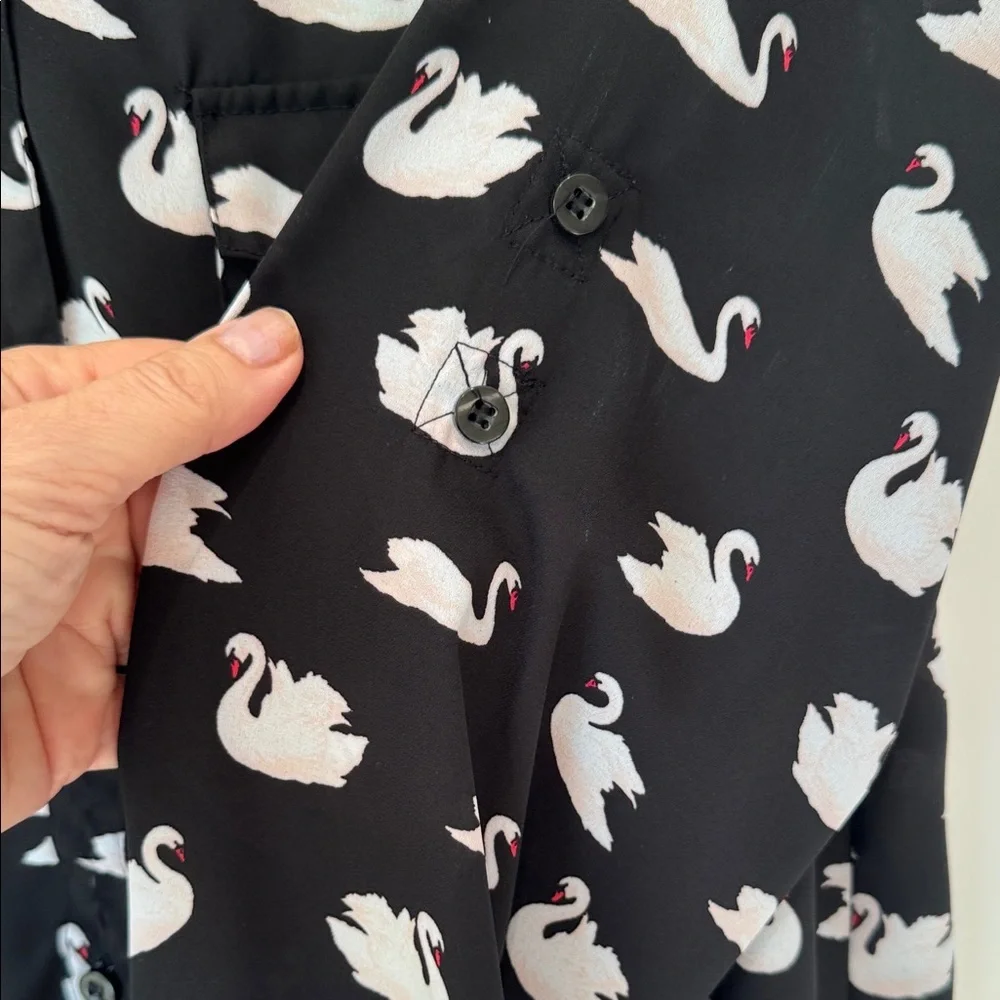 Soho New York &‎ Company Long Sleeve Blouse - Large - Black White Swan Pattern - Picture 6 of 8
